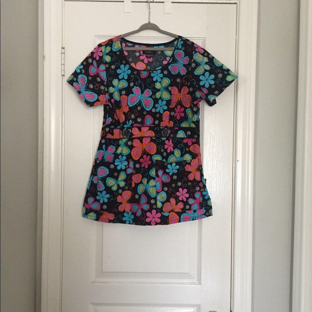 Peaches colorful butterfly scrub top in size S